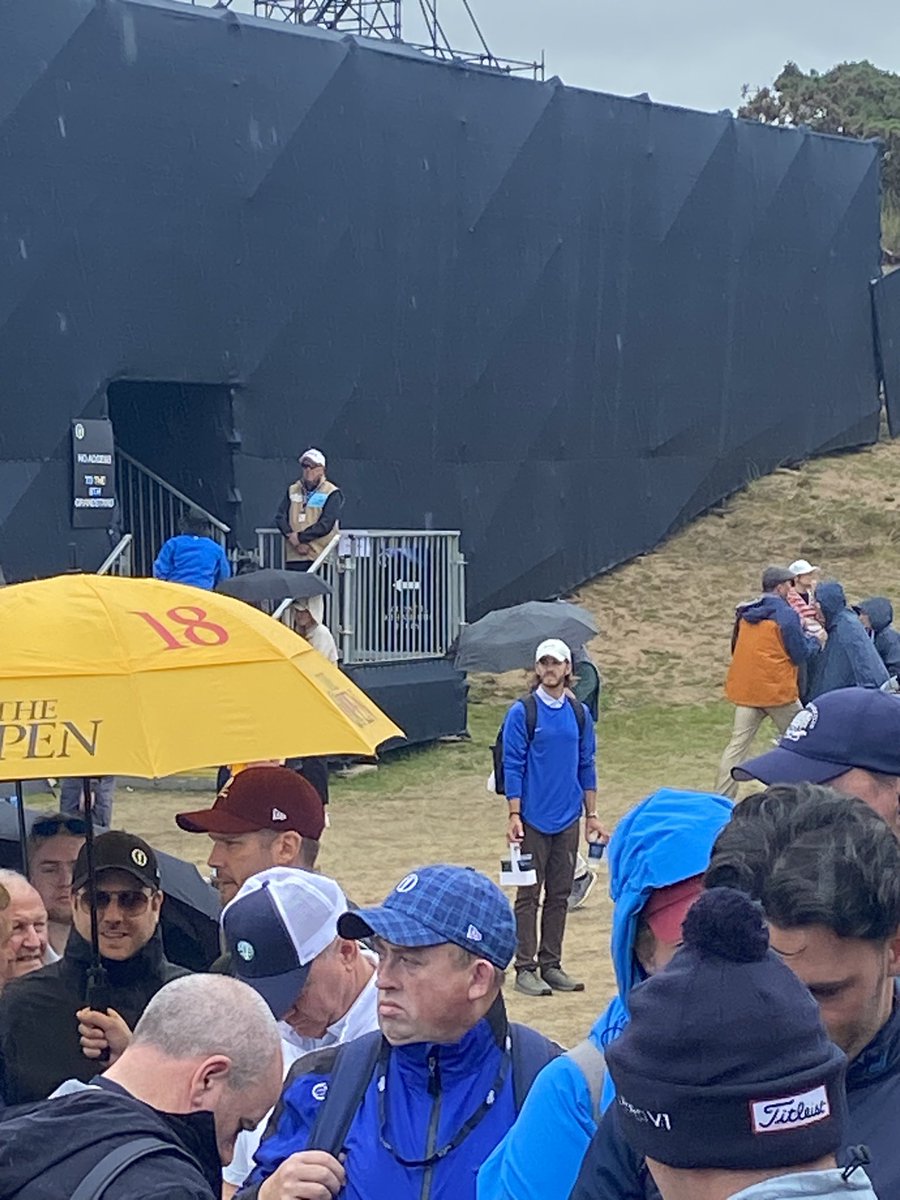 mgchiversNCG's tweet image. Full respect to Tommy Fleetwood
Even though he’s missed the cut, he’s back out in the rain carrying beers by the Postage Stamp