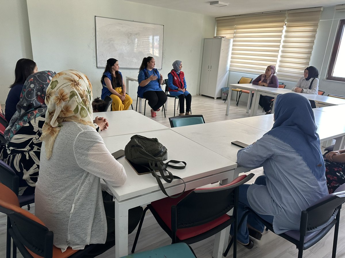 Gsb_AksuGM's tweet photo. Psikologlarımız eşliğinde ailelerimiz ile buluştuk ☺️

Ailelerimize aşure ikram edip psikologlarımız ile birlikte ailelerimiz ile sohbet ettik :)

#YazOkulu https://t.co/azJJuitbxy