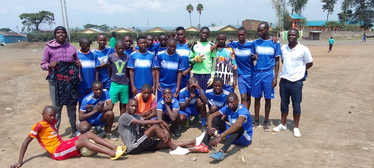talktosave254's tweet photo. We take this opportunity on behalf of TSY FC and Everton FC to extend  heartfelt gratitudes to Nakuru County Government - Official and madam Josephine Achieng CEC for sports for the Jersey and balls, we need more balls, cones and beeps tunahitaji. https://t.co/lTFRs70JCu