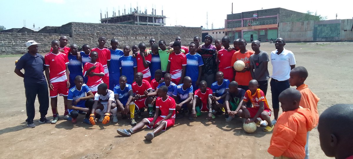 talktosave254's tweet photo. We take this opportunity on behalf of TSY FC and Everton FC to extend  heartfelt gratitudes to Nakuru County Government - Official and madam Josephine Achieng CEC for sports for the Jersey and balls, we need more balls, cones and beeps tunahitaji. https://t.co/lTFRs70JCu