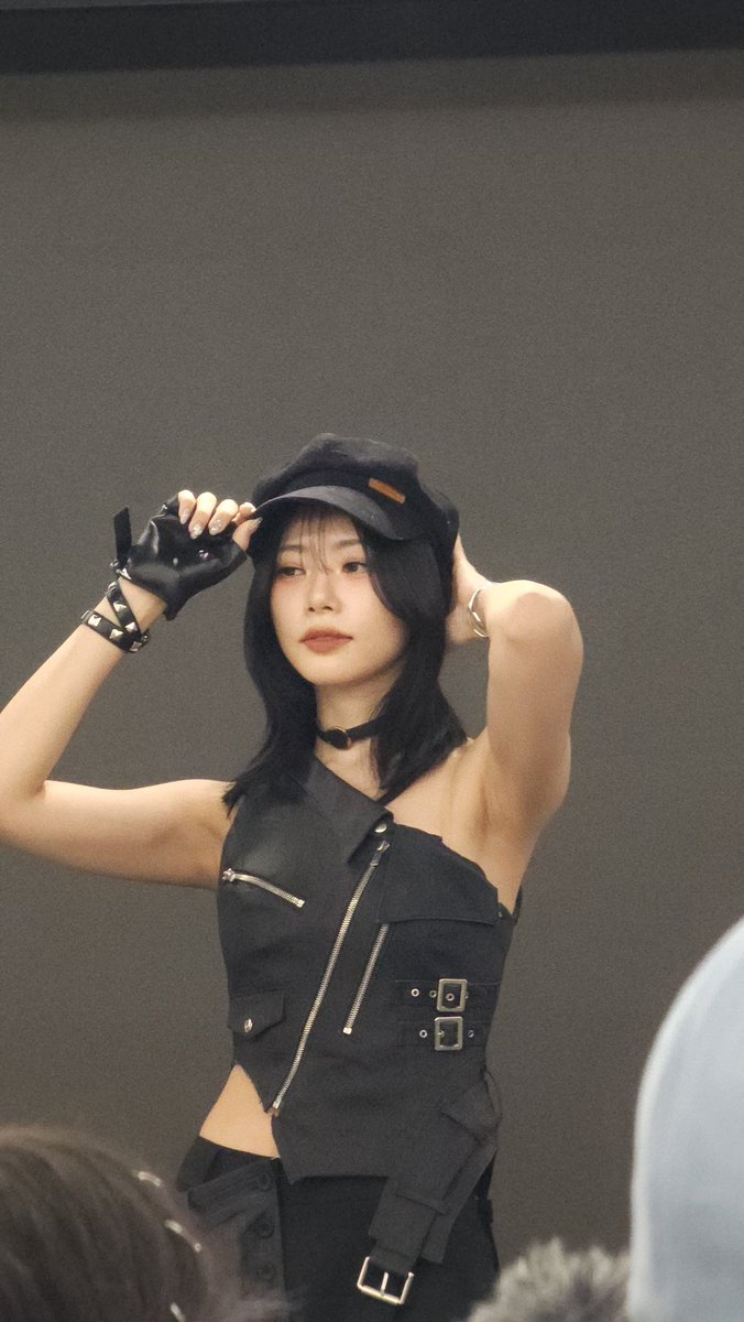 itselsayoohyeon's tweet photo. real life:                                   anime: https://t.co/sI539pyeEd