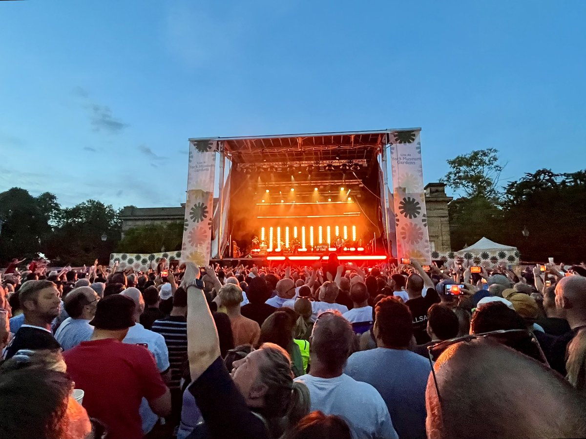 A top night for <a href="/shedseven/">Shed Seven</a> - with old friends and also  <a href="/PeteBrandon/">Pete Brandon 🏏🦡 ✊ 🇪🇺</a> making a new friend/identical twin! 😂
