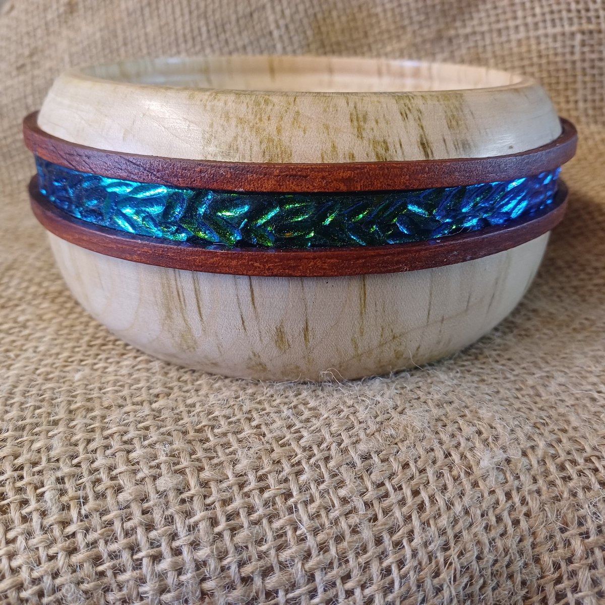 ButlerdaxIan's tweet photo. Sycamore bowl with chameleon flakes and leather bands @Treespers42 @craigh500 @Janeh271 https://t.co/yfytQBfDgV