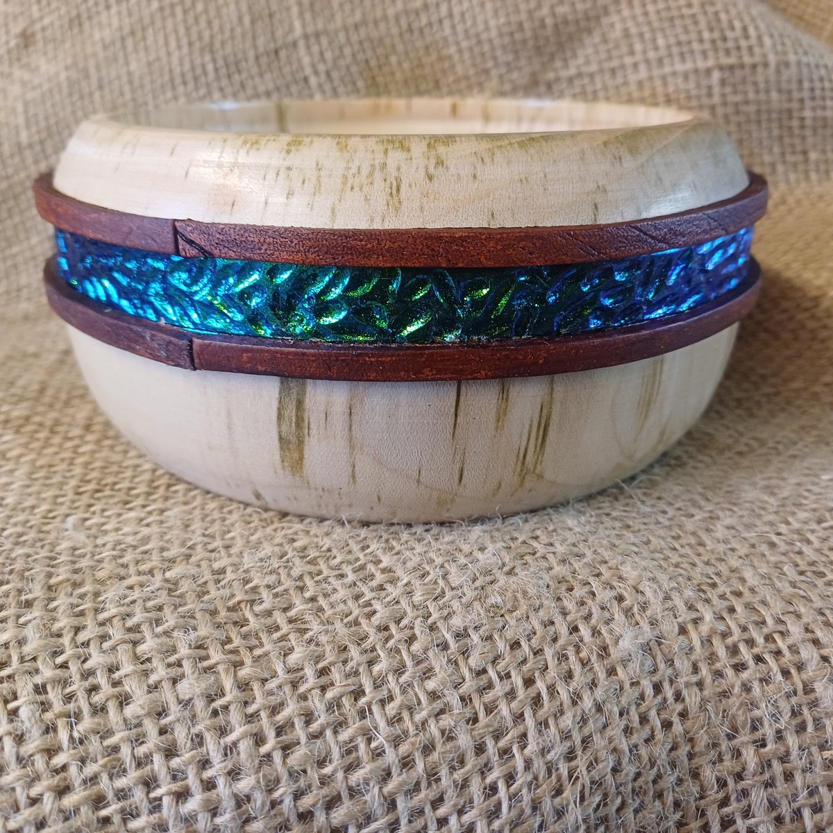 ButlerdaxIan's tweet photo. Sycamore bowl with chameleon flakes and leather bands @Treespers42 @craigh500 @Janeh271 https://t.co/yfytQBfDgV