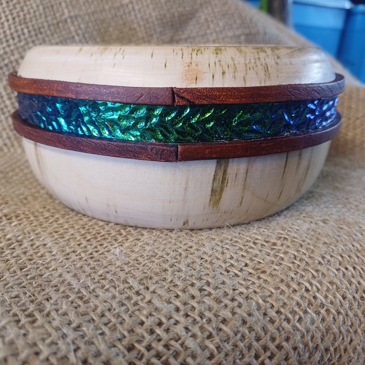 ButlerdaxIan's tweet photo. Sycamore bowl with chameleon flakes and leather bands @Treespers42 @craigh500 @Janeh271 https://t.co/yfytQBfDgV