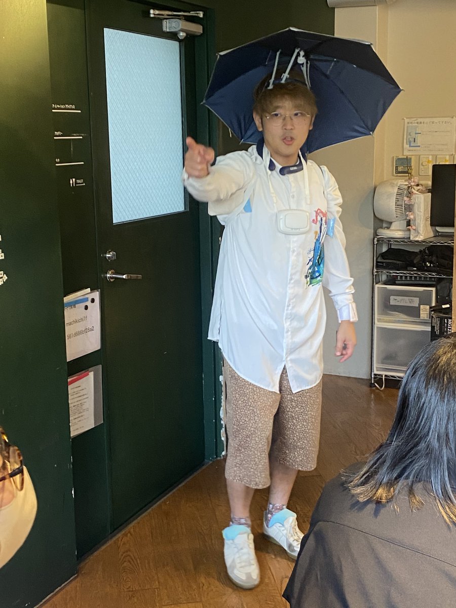 ano13cats's tweet photo. #大崎さんと暑い初夏
暑さ対策グッズフル装備の神ちゃん(背中、脇、首、手首、足の甲を冷やし)傘を被り首からファンを下げ試しにマチキチの外へ
真夏のイベもこれで完璧😎
#Project30 #ride16
#大崎一番太郎 #神崎隆広 https://t.co/IndV5wZE0f