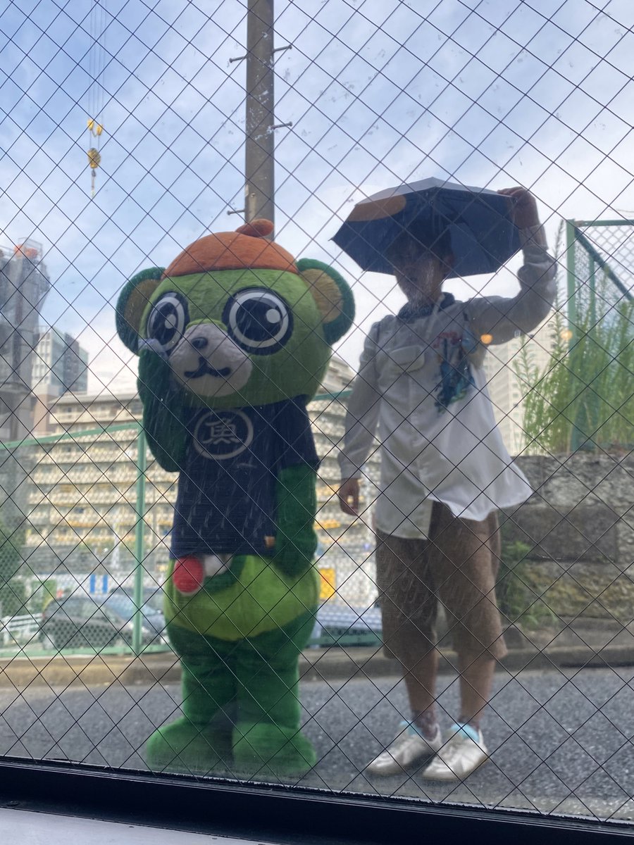 ano13cats's tweet photo. #大崎さんと暑い初夏
暑さ対策グッズフル装備の神ちゃん(背中、脇、首、手首、足の甲を冷やし)傘を被り首からファンを下げ試しにマチキチの外へ
真夏のイベもこれで完璧😎
#Project30 #ride16
#大崎一番太郎 #神崎隆広 https://t.co/IndV5wZE0f