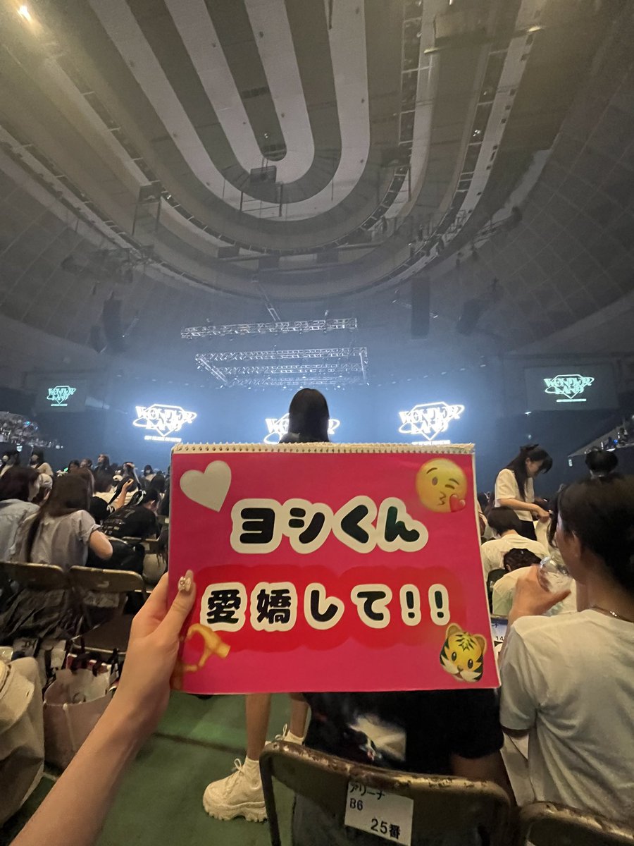 yoshi_vvvv's tweet photo. 久々にtreasureに会ってきたよ
ヨシくんに確定ファンサ貰えてヒョンソク、ハルト、ジフンとハイタッチできてドヨン、ジュンギュ、アサヒも目の前まで来て過去1最高なペンミやった♥ https://t.co/Jwiqj0SpO0