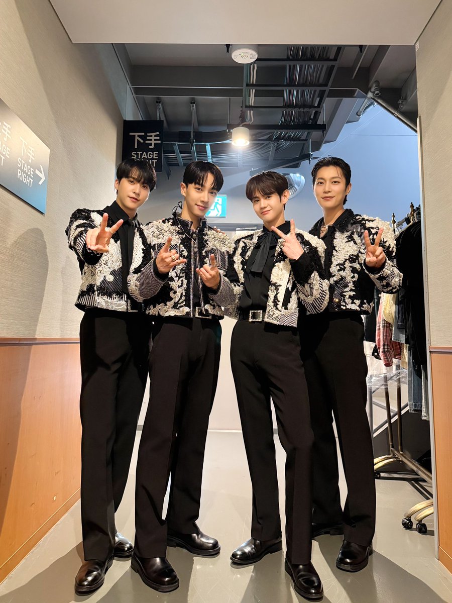 Highlight_AUent's tweet photo. [📸] HIGHLIGHT LIVE 2024 [LIGHTS GO ON, AGAIN] JAPAN - DAY2

언제 만나도 그마음 그대로,
변함없는 우리들의 마음이 영원하기를 바라며🌹💡
양일간 즐거운 시간 함께해 주신 여러분 고맙습니다💙💛💚💜

#하이라이트 #HIGHLIGHT
#LIGHTS_GO_ON_AGAIN
#비스트 #BEAST
#하이라이트X비스트
#HIGHLIGHTXBEAST
#윤두준 #YOONDUJUN
#양요섭 #YANGYOSEOP
#이기광 #LEEGIKWANG
#손동운 #SONDONGWOON
