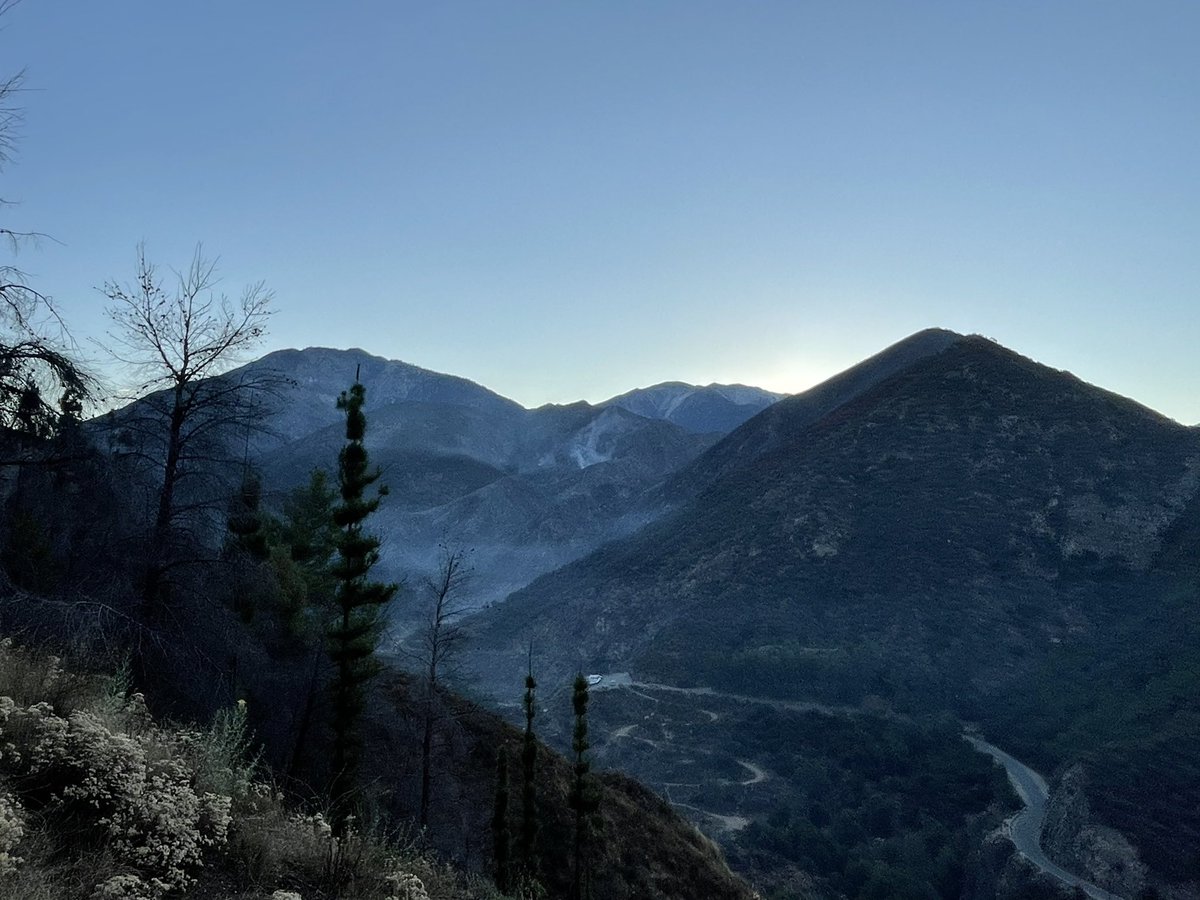 #ForkFire 
Morning Update: Current acreage continues to stand at 330 with 0% containment. Today firefighters continue to instruct fire line with support from aircraft. 

East Fork Rd is closed from Highway 39 to Glendora Mt Rd as well as Glendora Ridge Rd by <a href="/CHPsouthern/">CHP Southern</a>.