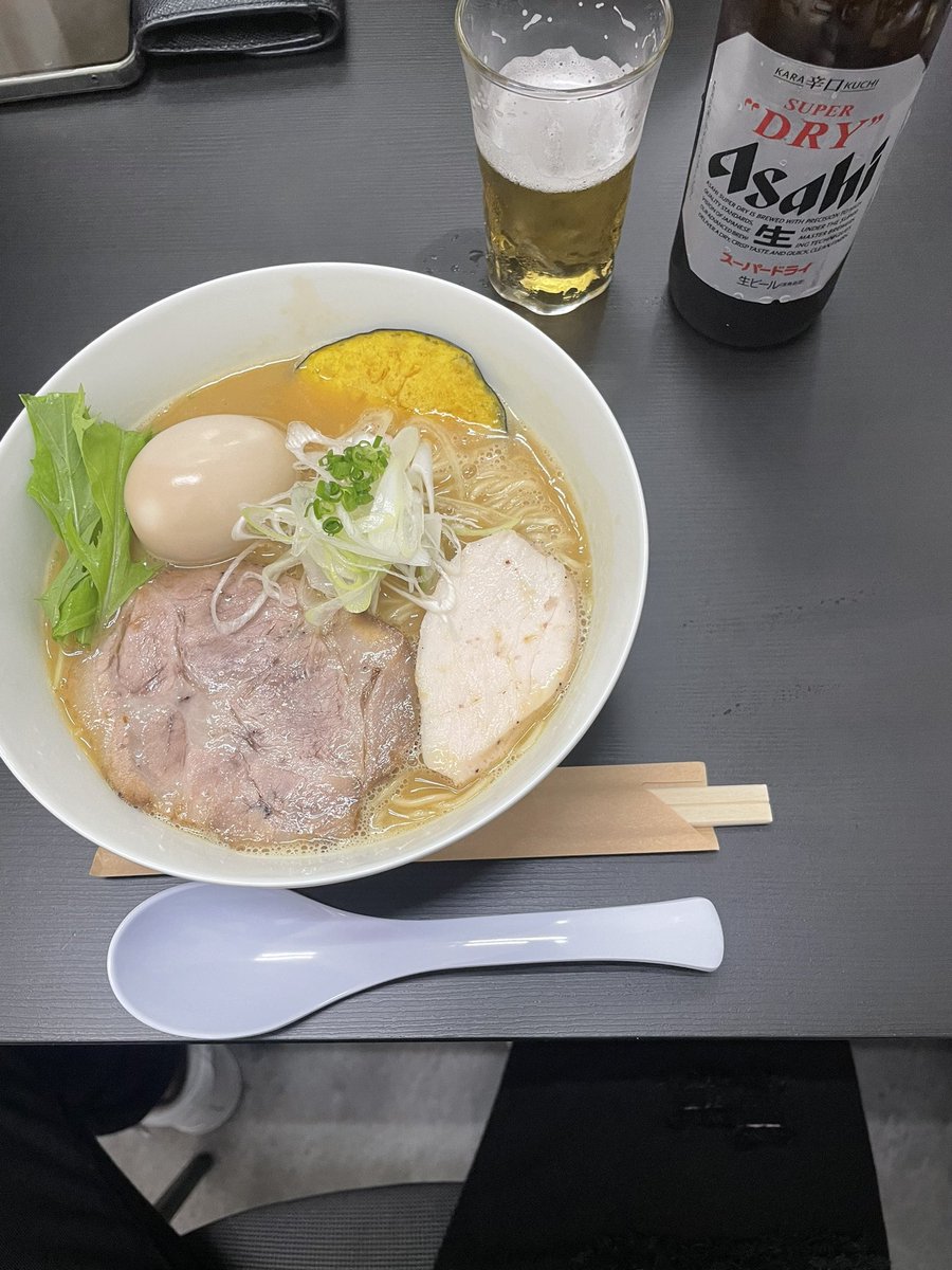 ruiu0527's tweet photo. イチオシ濃厚鶏白湯ラーメン🍜 #ラーメン #ビール #鶏白湯 #幸せ時間 https://t.co/KrxkVVUGuP
