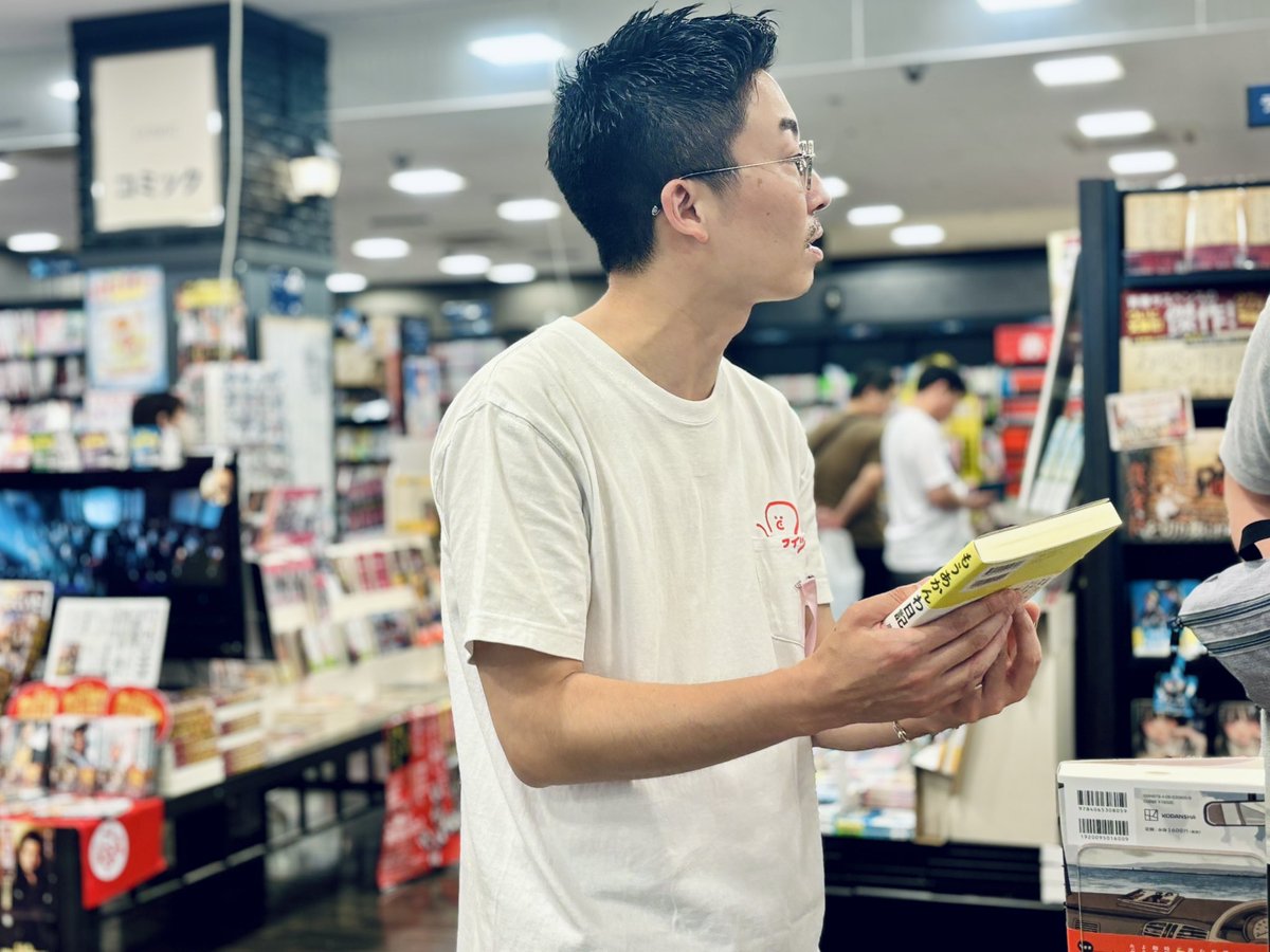 namikishida's tweet photo. 【本は売れるんではなく、売るんだった】
未来屋書店 明石店さんのサイン会、100名を超える方々に来てもらいまぴた🥹

本当は予約が70名ぐらいだったんです。そしたら、ライツ社の高野さんがわたしの本を持って、いきなり通路でプレゼンを始めて、おもろいわ＆熱いわでどんどん人が来る。立ち止まった人には話を聞いて、自社の本じゃなくても薦める。

すごかった……包丁の実演販売みたいだった……30分弱で、何十冊もひとりで売ってた。
お客さんも「読書感想文の本に悩んでたから、嬉しい！」って、めっちゃ喜んで買っていってくれた。

高野さんを歓迎する書店さんも、乗っかってプレゼン手伝ったコルクの武田さんも、すごい。当たり前だけど、本って書いたら売れるんじゃなくて、売ってくれる人がいるんだな。出会わせてくれる人がいるんだな。

書店さんにはくす玉🎊まで作ってもらって、お客さんも温かい人たちばかりで、自分がどんだけ恵まれてるか改めてわかりました。本当に嬉しかったです！！！！！！！

ご来場、ありがとうございました！！！！！！！！