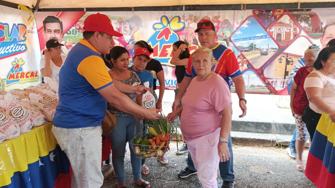 MinAlimenBa's tweet photo. Más de 6 mil familias del punto y círculo de las BMS La Victoria y Antonio José de Sucre -La Esperanza recibieron proteína animal y otros beneficios a través de la #FeriaDelCampoSoberano que despliega el @MinAlimenVen
¡Vamos juntos por amor a nuestro pueblo!
#VenezuelaPintaBonito https://t.co/nxdEInAkJr