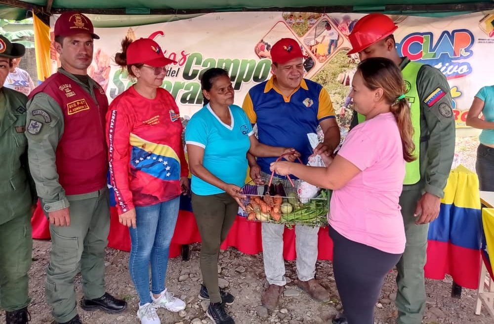 Más de 6 mil familias del punto y círculo de las BMS La Victoria y Antonio José de Sucre -La Esperanza recibieron proteína animal y otros beneficios a través de la #FeriaDelCampoSoberano que despliega el <a href="/MinAlimenVen/">minalimentacion_ve</a>
¡Vamos juntos por amor a nuestro pueblo!
#VenezuelaPintaBonito