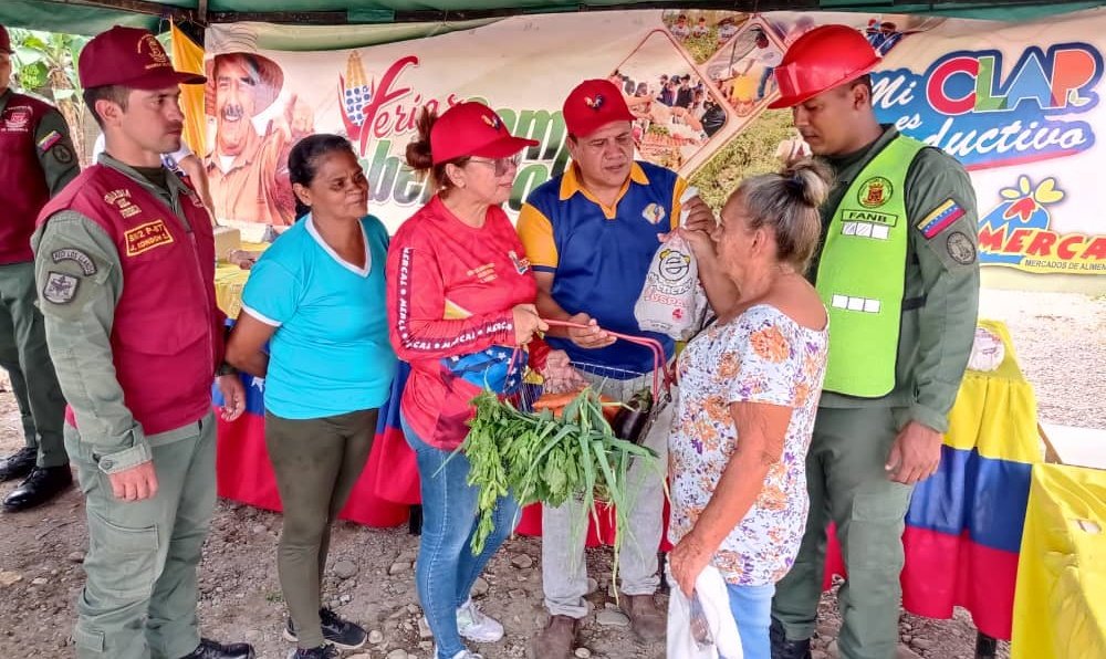 MinAlimenBa's tweet photo. Más de 6 mil familias del punto y círculo de las BMS La Victoria y Antonio José de Sucre -La Esperanza recibieron proteína animal y otros beneficios a través de la #FeriaDelCampoSoberano que despliega el @MinAlimenVen
¡Vamos juntos por amor a nuestro pueblo!
#VenezuelaPintaBonito https://t.co/nxdEInAkJr