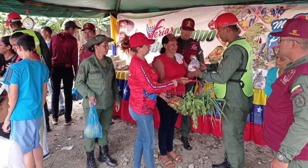 MinAlimenBa's tweet photo. Más de 6 mil familias del punto y círculo de las BMS La Victoria y Antonio José de Sucre -La Esperanza recibieron proteína animal y otros beneficios a través de la #FeriaDelCampoSoberano que despliega el @MinAlimenVen
¡Vamos juntos por amor a nuestro pueblo!
#VenezuelaPintaBonito https://t.co/nxdEInAkJr