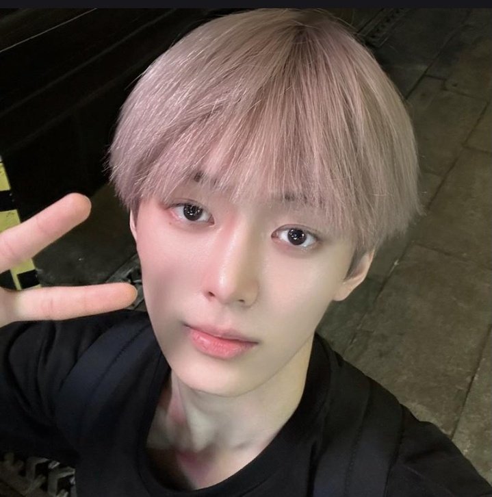 gloxyfan's tweet photo. i told yall anxin and lin are literally twins https://t.co/01Svih3iOB