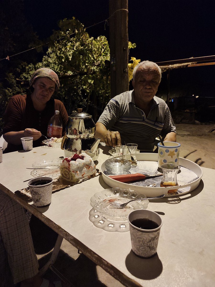 Cennettooo's tweet photo. Her sene olduğu gibi bu sene de canım ailemin erken doğum günü sürprizini /yanlışlıkla görerek/ geleneği devam ettiriyoruz. iyi ki varsınız canlarım sizi tüm kalbimle çok seviyorum 🌸🤍🩵 https://t.co/qyNFVFu4EW