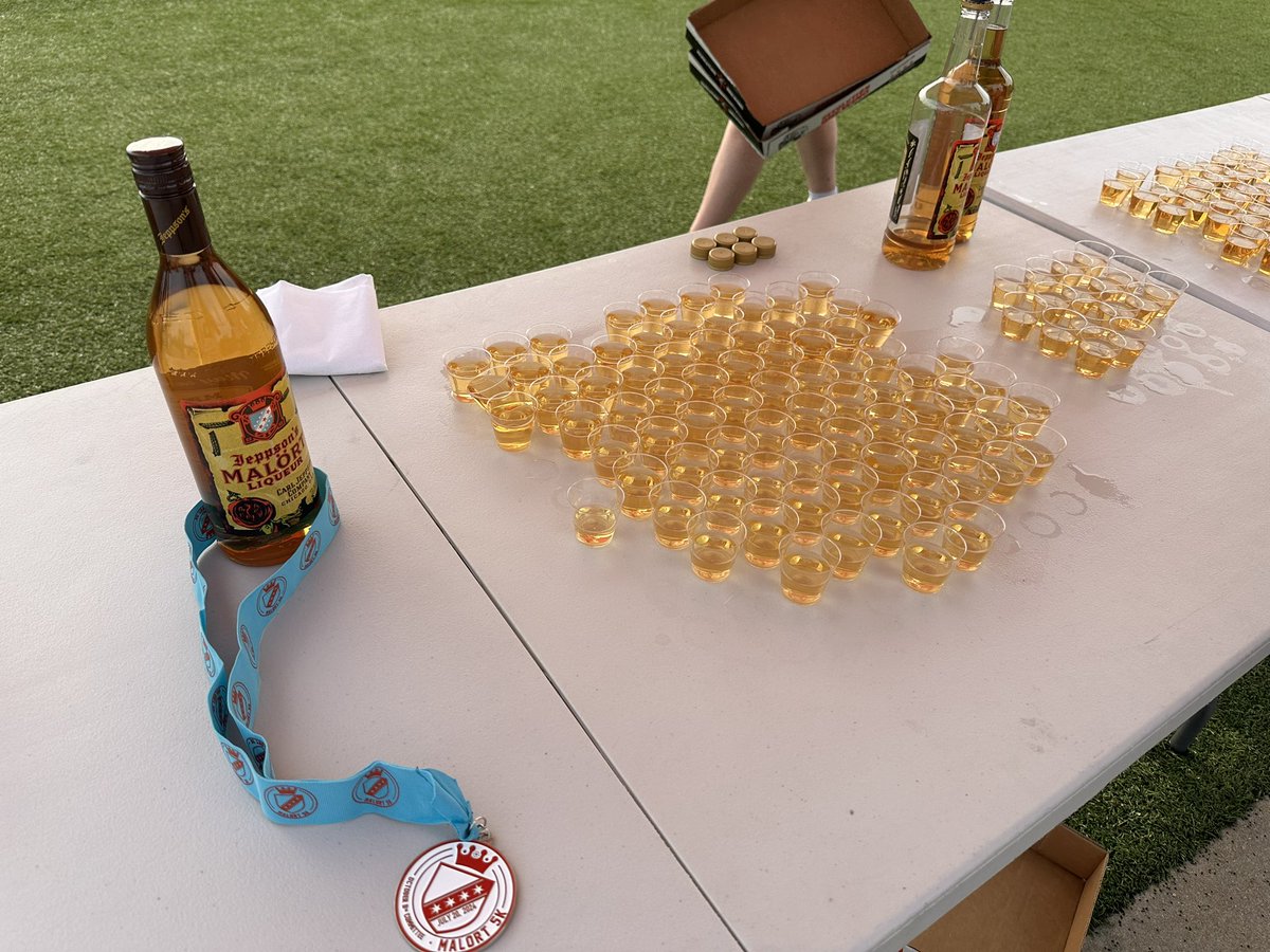 mattlindner's tweet photo. It is Malort 5K time https://t.co/jtmzklVN43