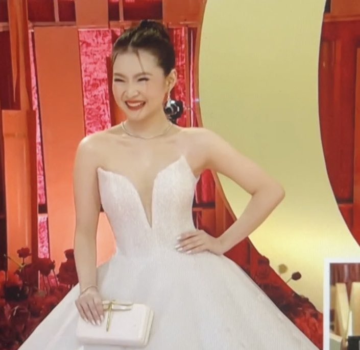 Para sila ikakasal charrot 
Ang ganda ng out fit Nila 

#jakbie