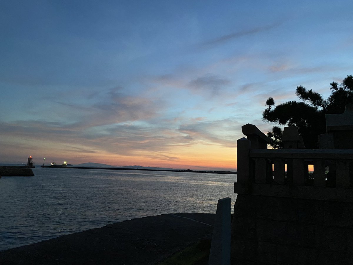 RzY0r's tweet photo. 松右衛門が修築した高砂港は、213年前と変わらない、綺麗な夕陽が楽しめる。 https://t.co/Jhp2xcIdws
