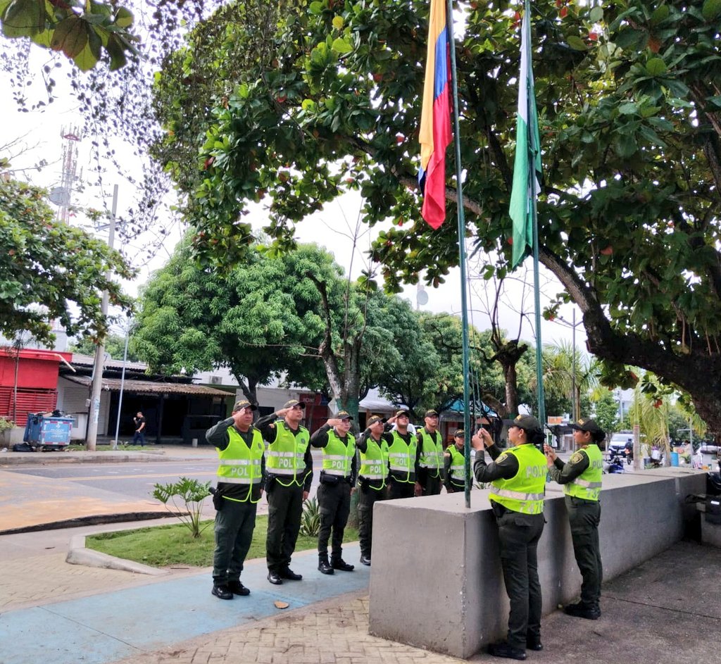 PoliciaDECOR's tweet photo. En #Buenavista izamos el Pabellón Nacional en honor a los 214 años del grito de independencia, honramos nuestra historia y la valentía de los héroes que dieron todo por nuestra libertad. #OrgulloColombiano #OrgulloPatrio 👮🏽‍♂️👮🏿‍♀️🇨🇴 https://t.co/IYCJoW4kxv