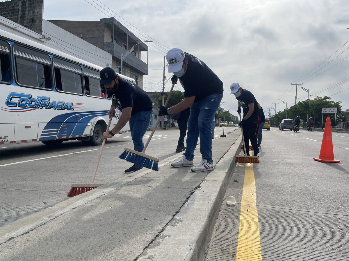 ¡Ya arrancamos con la gran toma e intervención de la Cordialidad!💚

Más de 300 barranquilleros se han sumado para trabajar desde diferentes frentes por la revitalización de este tramo de la Cordialidad. 

#BarranquillaLimpiaYLinda ♻️✨