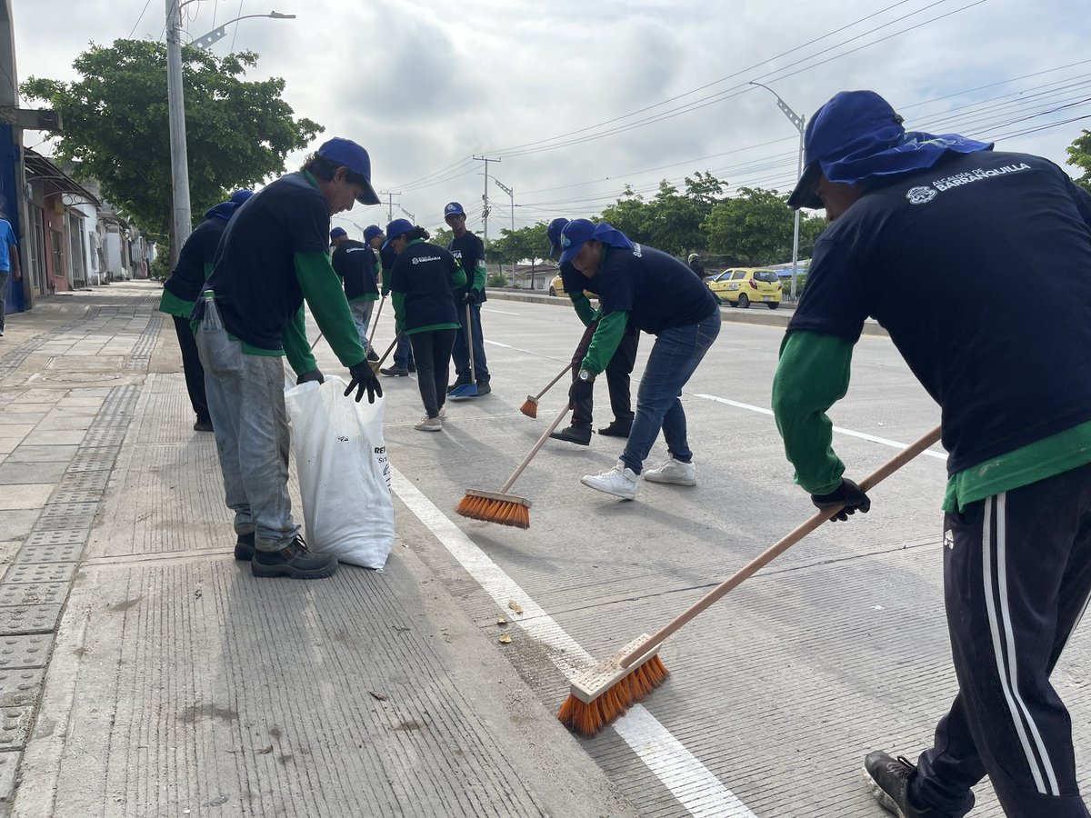 alcaldiabquilla's tweet photo. ¡Ya arrancamos con la gran toma e intervención de la Cordialidad!💚

Más de 300 barranquilleros se han sumado para trabajar desde diferentes frentes por la revitalización de este tramo de la Cordialidad. 

#BarranquillaLimpiaYLinda ♻️✨ https://t.co/zGKI6bfGNr