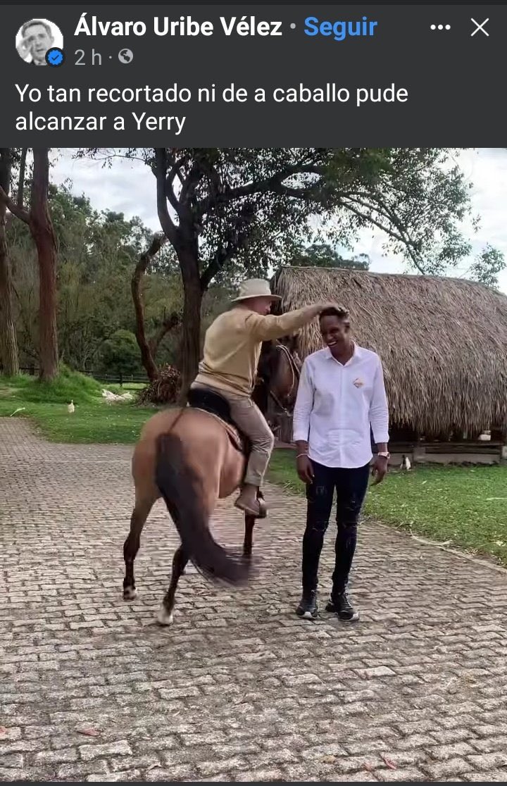 FisicoImpuro's tweet photo. Una persona afrodesendiente sirviéndole como objeto de entretenimiento a un blanco terrateniente en su caballo. Es la típica escena que más se repetía por allá en los años 1800 cuando aún existía la esclavitud.

Que tristeza como se deja humillar así. https://t.co/skcVv4IMiY
