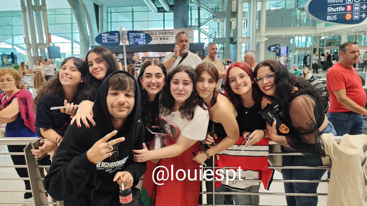 LWT_PT's tweet photo. 📸|| O Louis já está em Portugal e encontrou alguns fãs no aeroporto! 🇵🇹

© louiespt https://t.co/dzUtYLElht