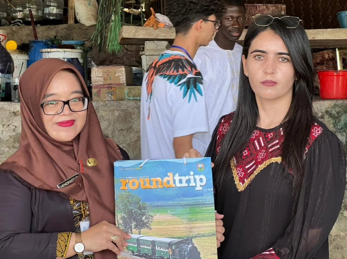 happyhendras's tweet photo. Menyerahkan materi promosi Majalah Roundtrip dan Leaflet Wisata serta Cinderamata Ikat Kepala Batik Gemawang untuk memperkenalkan potensi pariwisata dan ekonomi kreatif Kabupaten Semarang kepada para mahasiswa asing peserta International Students Community Engagement. https://t.co/AoWhkK22rE