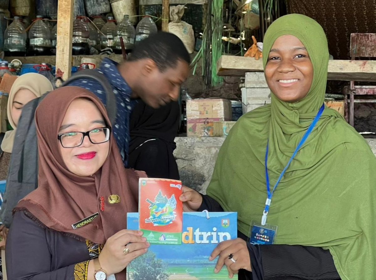 happyhendras's tweet photo. Menyerahkan materi promosi Majalah Roundtrip dan Leaflet Wisata serta Cinderamata Ikat Kepala Batik Gemawang untuk memperkenalkan potensi pariwisata dan ekonomi kreatif Kabupaten Semarang kepada para mahasiswa asing peserta International Students Community Engagement. https://t.co/AoWhkK22rE