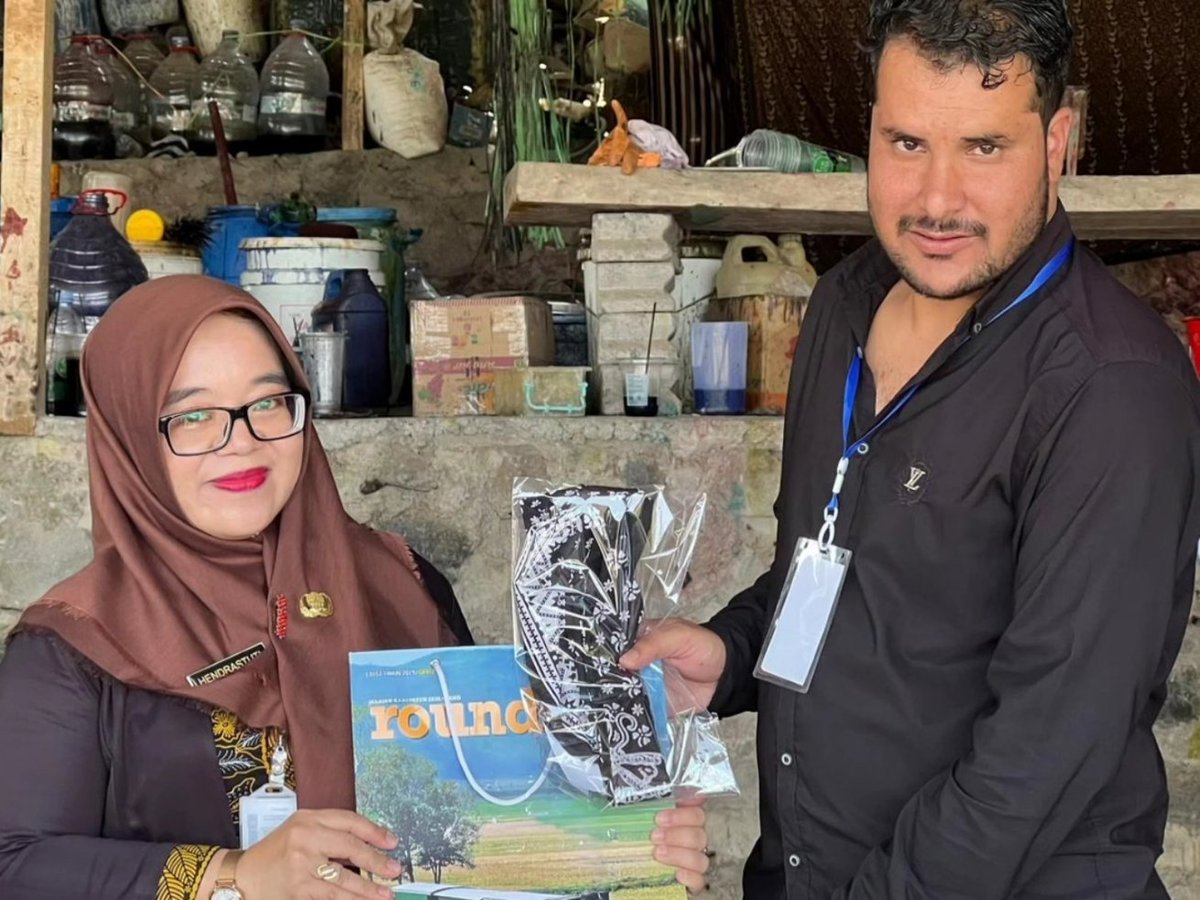 happyhendras's tweet photo. Menyerahkan materi promosi Majalah Roundtrip dan Leaflet Wisata serta Cinderamata Ikat Kepala Batik Gemawang untuk memperkenalkan potensi pariwisata dan ekonomi kreatif Kabupaten Semarang kepada para mahasiswa asing peserta International Students Community Engagement. https://t.co/AoWhkK22rE