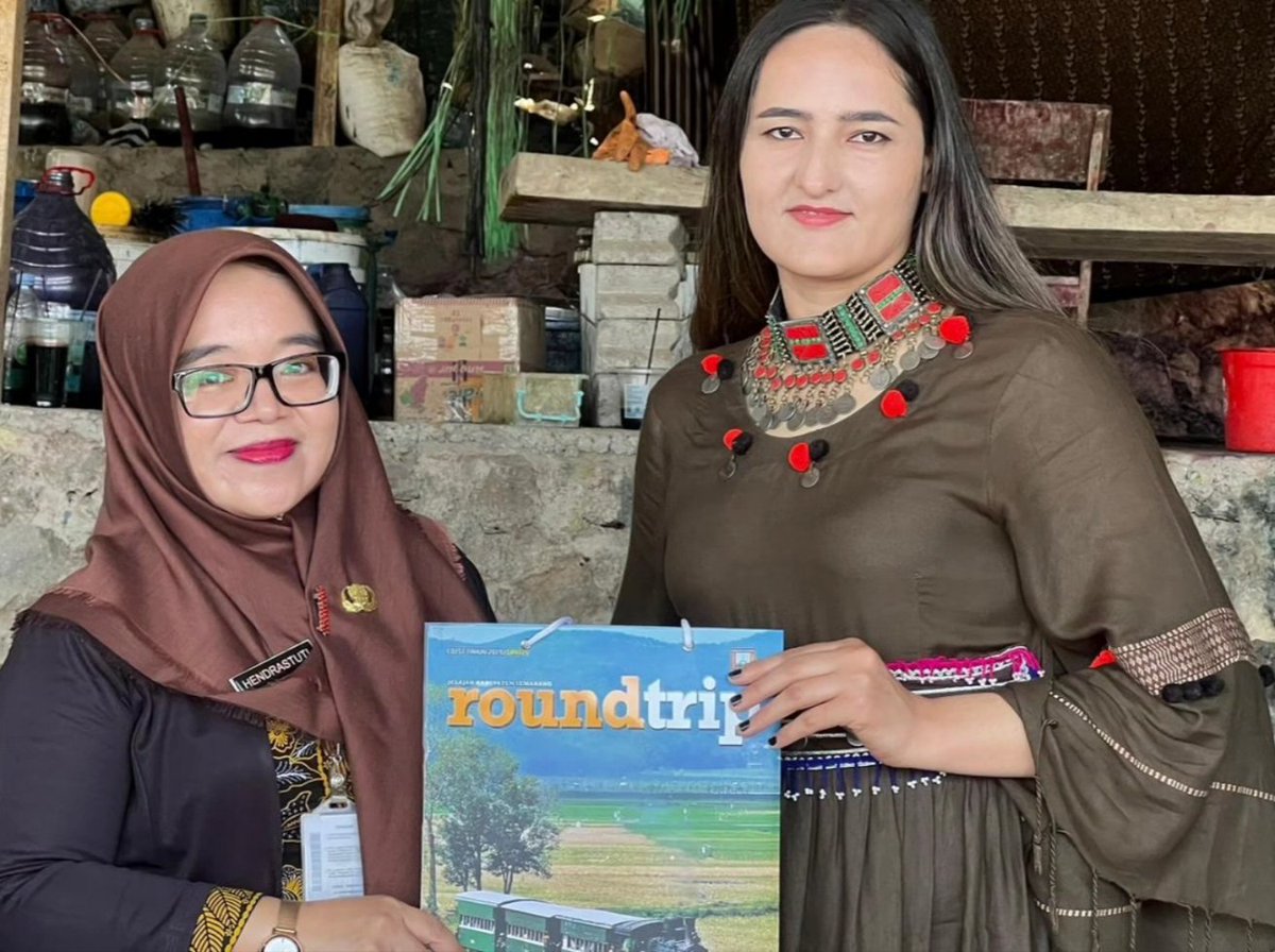 happyhendras's tweet photo. Menyerahkan materi promosi Majalah Roundtrip dan Leaflet Wisata serta Cinderamata Ikat Kepala Batik Gemawang untuk memperkenalkan potensi pariwisata dan ekonomi kreatif Kabupaten Semarang kepada para mahasiswa asing peserta International Students Community Engagement. https://t.co/AoWhkK22rE
