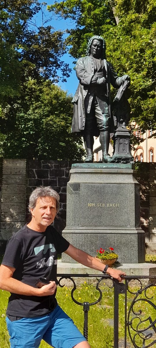 diegodeste4's tweet photo. Sulle orme di Bach da Eisenach a Lipsia con un incontro speciale davanti alla Thomaskirche, il grande Ton Koopman https://t.co/5efnFRyDh2