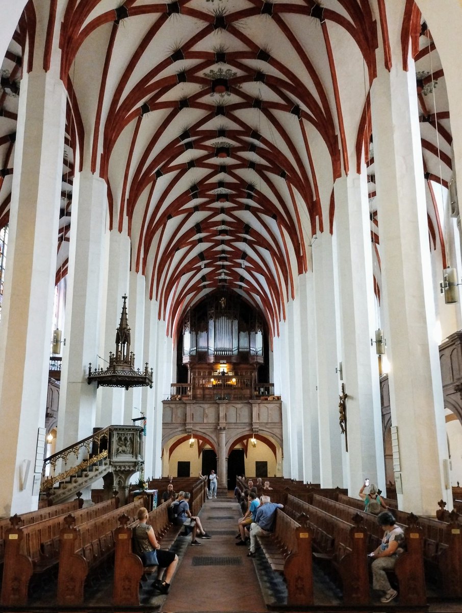 diegodeste4's tweet photo. Sulle orme di Bach da Eisenach a Lipsia con un incontro speciale davanti alla Thomaskirche, il grande Ton Koopman https://t.co/5efnFRyDh2