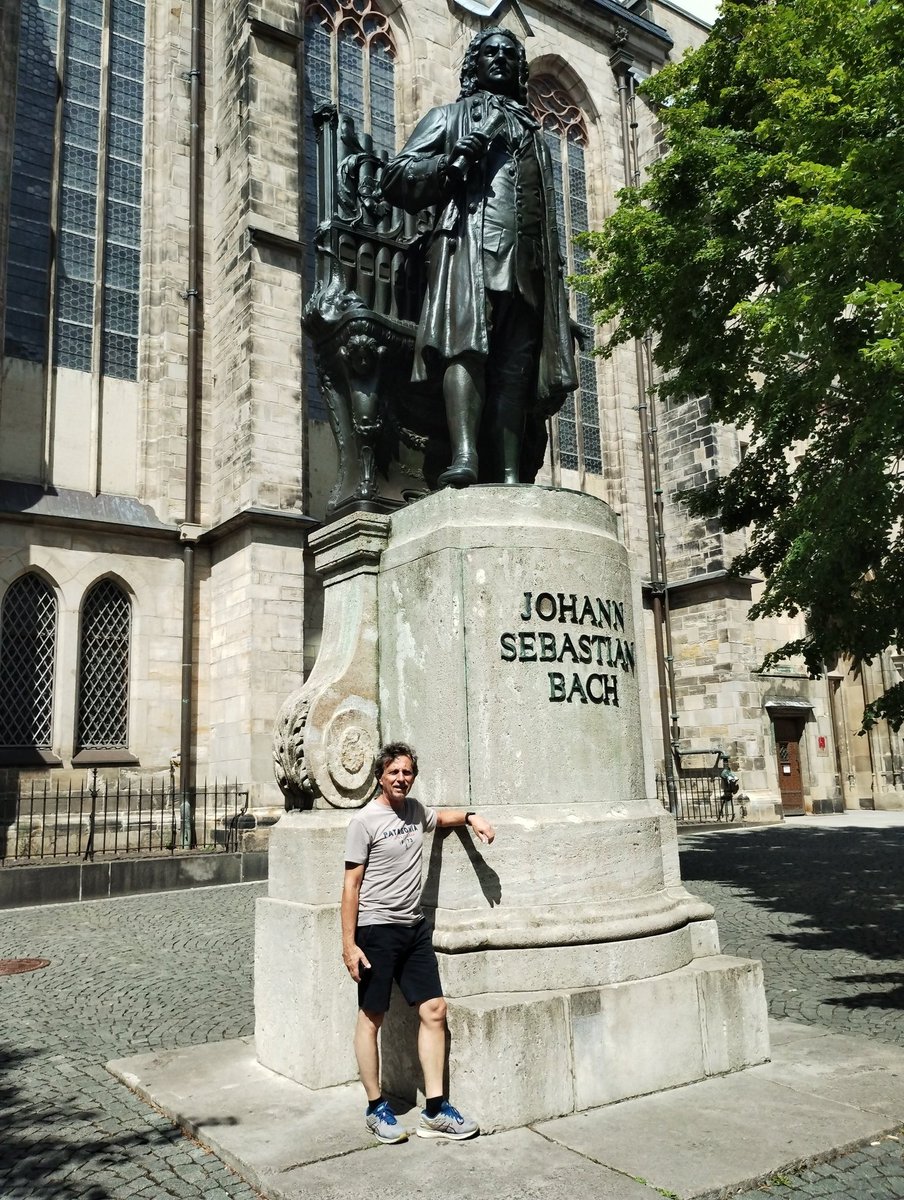 diegodeste4's tweet photo. Sulle orme di Bach da Eisenach a Lipsia con un incontro speciale davanti alla Thomaskirche, il grande Ton Koopman https://t.co/5efnFRyDh2
