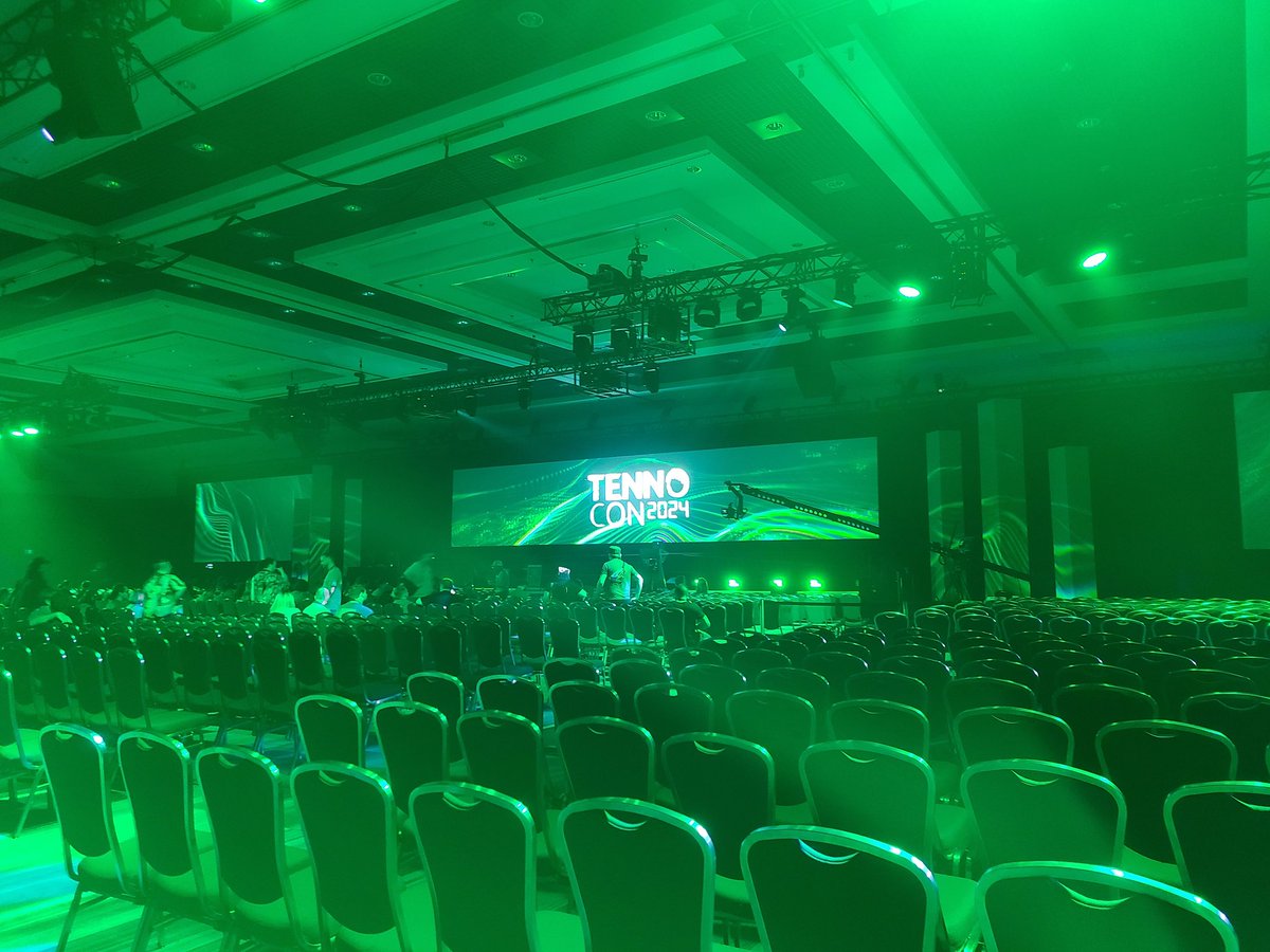 Grey_Aeron's tweet photo. It's so seriously sick in here!!! #TennoCon2024 #TennoCon #Warframe https://t.co/lWHNv2x1Dw