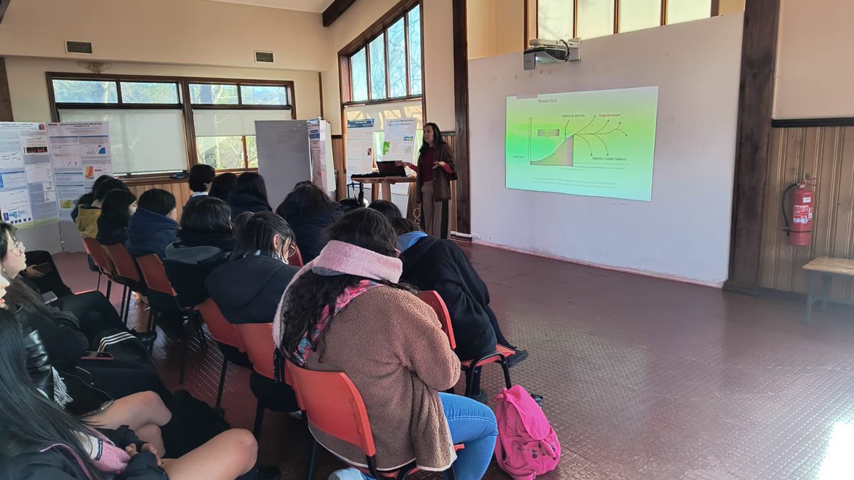 sernageomincl's tweet photo. #Visita | Este viernes, 28 alumnos del colegio Santa Cruz de #Temuco conocieron las instalaciones de nuestro observatorio volcanológico #OVDAS, donde profesionales del grupo de divulgación de @sernageomincl les impartieron una charla sobre geología y monitoreo de 🌋🌋. https://t.co/AvZ0SqknjE