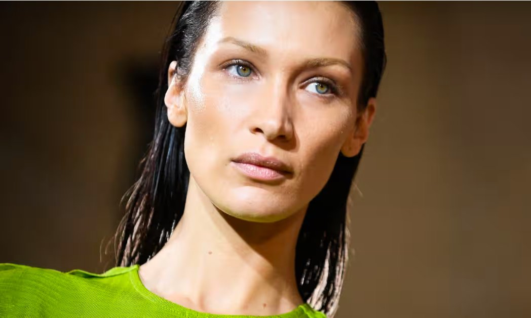 ¿Eres fans de <a href="/adidas/">adidas</a> o piensas comprar un producto adidas?

La marca que se promueve con el eslogan de que "A través del deporte tenemos el poder de cambiar vidas"?

Israel los criticó porque la actriz Bella Hadid promueve sus nuevos tenis. La describió como "antisemita" y