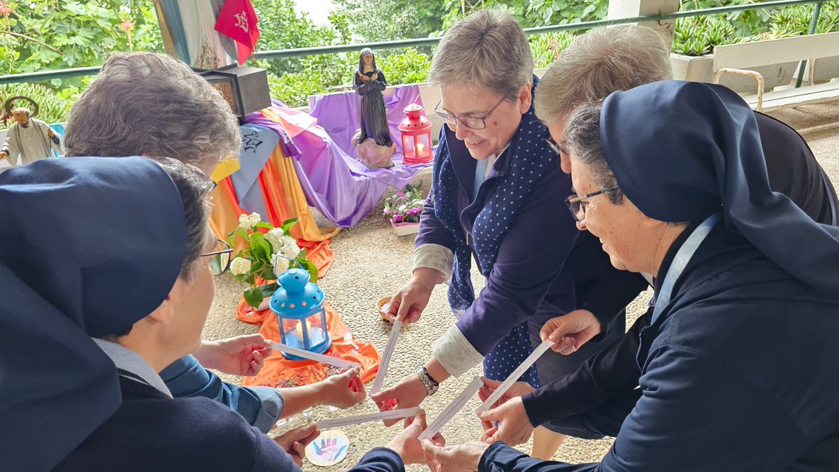 hijascaridadsur's tweet photo. Es una alegría participar de la Escuela de Catequistas de @JMV_esp  en #marin24. Las Hijas de la Caridad queremos ser fieles al mensaje de la Virgen Milagrosa que con tanto amor nos legó. “Ella lo quiso, Ella lo quiere, Ella nos quiere” https://t.co/DCooA9jYJV