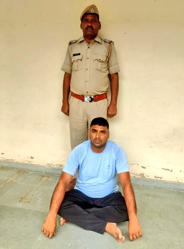 #नीमकाथाना: सदर पुलिस की कार्रवाई
2 हजार के इनामी बदमाश को किया गिरफ्तार, घाटा गूंवार तन दीपावास निवासी राजू मीणा को किया गिरफ्तार, आरोपी के विरुद्ध चोरी, नकबजनी और मारपीट के कई मुकदमें है दर्ज, सदर थाना अधिकारी विजय सिंह ने दी जानकारी <a href="/Neemkathapolice/">Neemkathana police</a> <a href="/SikarPolice/">Sikar Police</a>