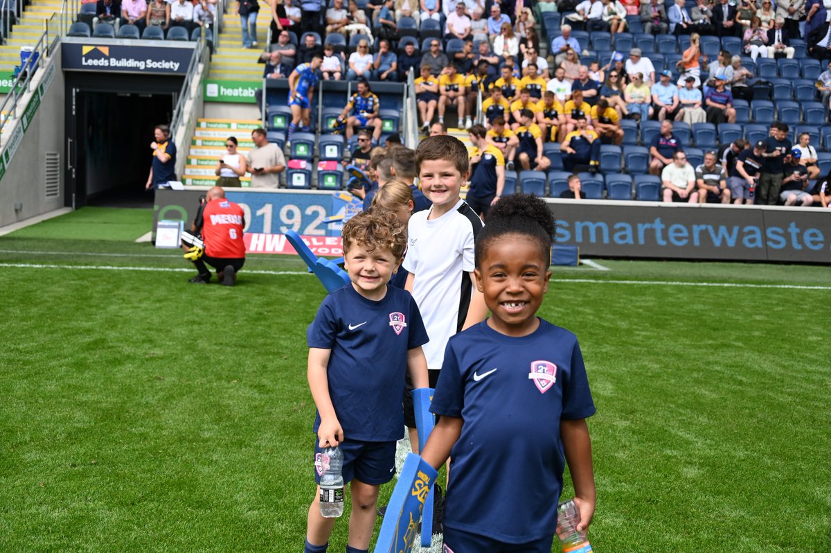 RugbyLeeds's tweet photo. What better way to spend a Saturday afternoon than taking part in our match day activity here at AMT Headingley?!🤩🏉

A massive shoutout to the teams who helped out with our pre-match flags and guard of honour🙌 https://t.co/VhKdRfK6dX