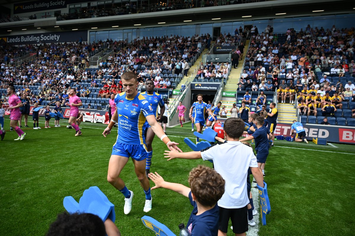 RugbyLeeds's tweet photo. What better way to spend a Saturday afternoon than taking part in our match day activity here at AMT Headingley?!🤩🏉

A massive shoutout to the teams who helped out with our pre-match flags and guard of honour🙌 https://t.co/VhKdRfK6dX