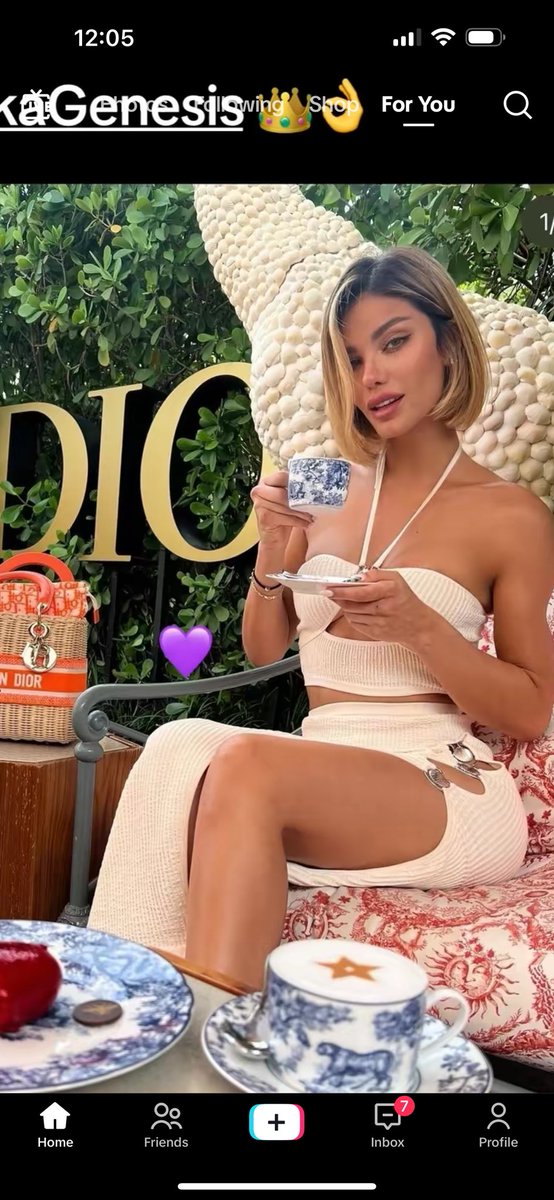 Aleska Genesis fue capaz de brillar en Puerto Rico como toda una reina con su belleza las que pueden pueden y las demás están ardidas 😂😂😂😂