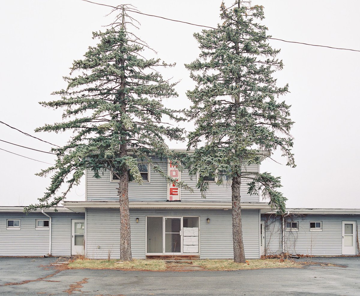 UrbanautPodcast's tweet image. 📸 "I See Nothing" by Frank Marshal captures America's quiet desolation and resilience. Explore hauntingly beautiful landscapes devoid of people. #FrankMarshal #Photography #ISeeNothing #AmericanLandscape #ArtisticExpression #DocumentaryPhotography