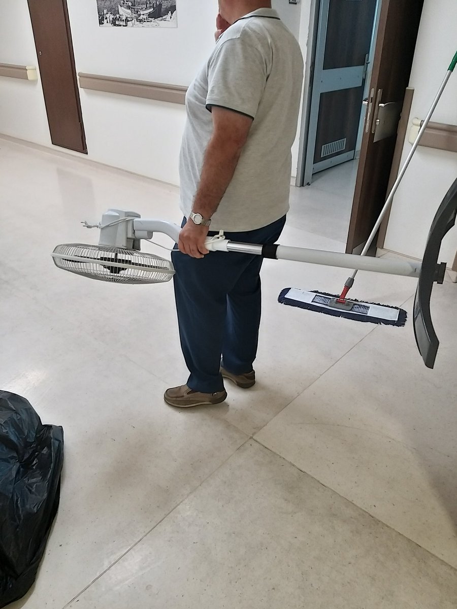 SesSisli's tweet photo. ⛔ Yer: Taksim Eğitim ve Araştırma Hastanesi

📌Mardin'den İstanbul'a  liyakatsiz idarecilerin olduğu her #hastanede aynı manzara mevcut.

📌Klima menfezlerinden akan sular aylardır kovalara doluyor. Görüldüğü üzere kaygan zemin dolayısıyla hasta ve çalışanların düşme riski mevcuttur. 

📌Merkezi klima sisteminin hali bu olunca hastalar evlerinden getirdikleri seyyar cihazları ups prizlere bağlamaktadır. Bu da elektrik çarpması,yangın ya da sistem arızasıyla yoğun bakımlarda hasta kaybına sebep olacak riskler barındırmaktadır.

📌Hastane idaresi sendikamsı yapıyı yetkilendirdiği için iş sağlığı ve güvenliği kuruluna temsilcilerimiz  kabul edilmiyor. Maalesef şeffaf ve demokratik bir yönetim anlayışı  mevcut değildir.

📍Bilinmelidir ki sendikamız emekçilerin,yurttaşların SES'i olmaya devam edecektir..
#SESVarUmutVar