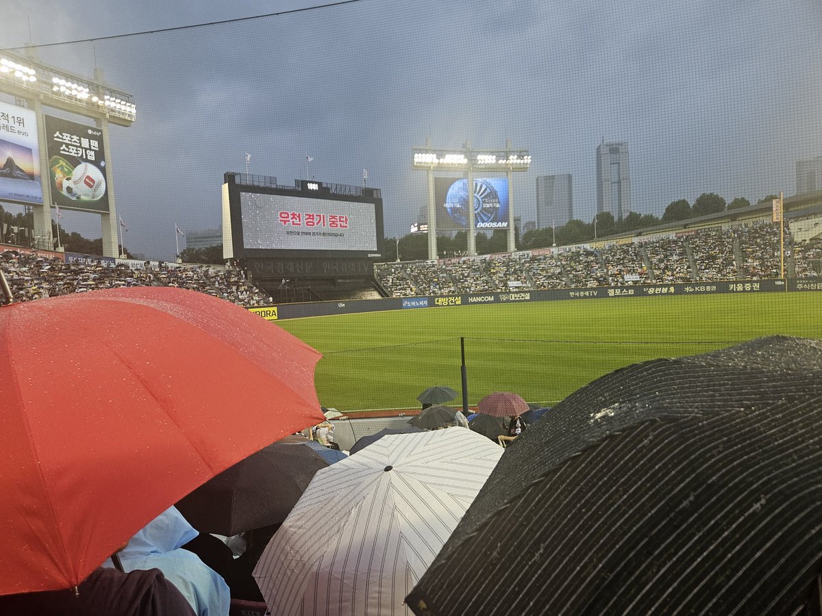 실시간 우천중지...
LG가 6:0으로 이기고 있는데...
우천 취소는 안돼..