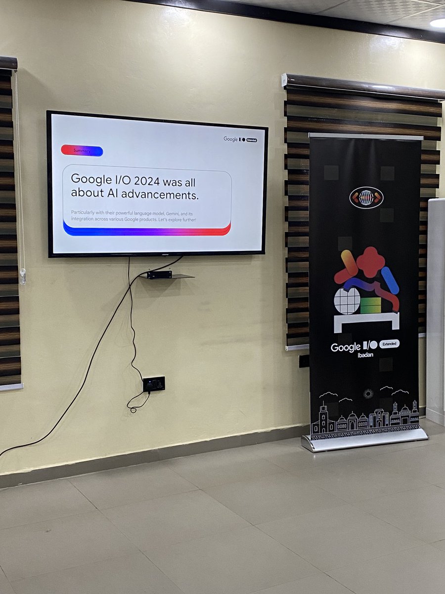 gdgibadan's tweet image. Live from the venue with @Eeskay01 
our keynote speaker, Abidemi Tiamiyu, Lead Organizer of GDG Ibadan! 

Do you know the number of updates @Google released? 

Hint: Answer on the 3rd slide 

#googleioibadan24 #GoogleIOExtended #gdgibadan