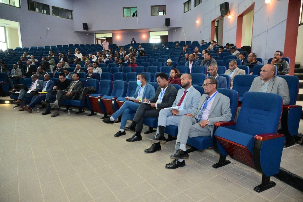 EthioEconAssoc's tweet photo. Dr. Tassew Tadesse, a senior researcher in macroeconomics at EEA, delivered remarks as the discussant for EGR II, highlighting key aspects of the report
#EthiopiaEcon2024 #EGRII #Discussant #EEAResearch #TaxReport https://t.co/8NDZdhfeVp